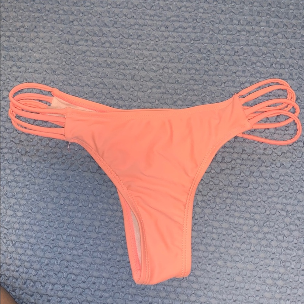 Boutine la peach strappy bottoms